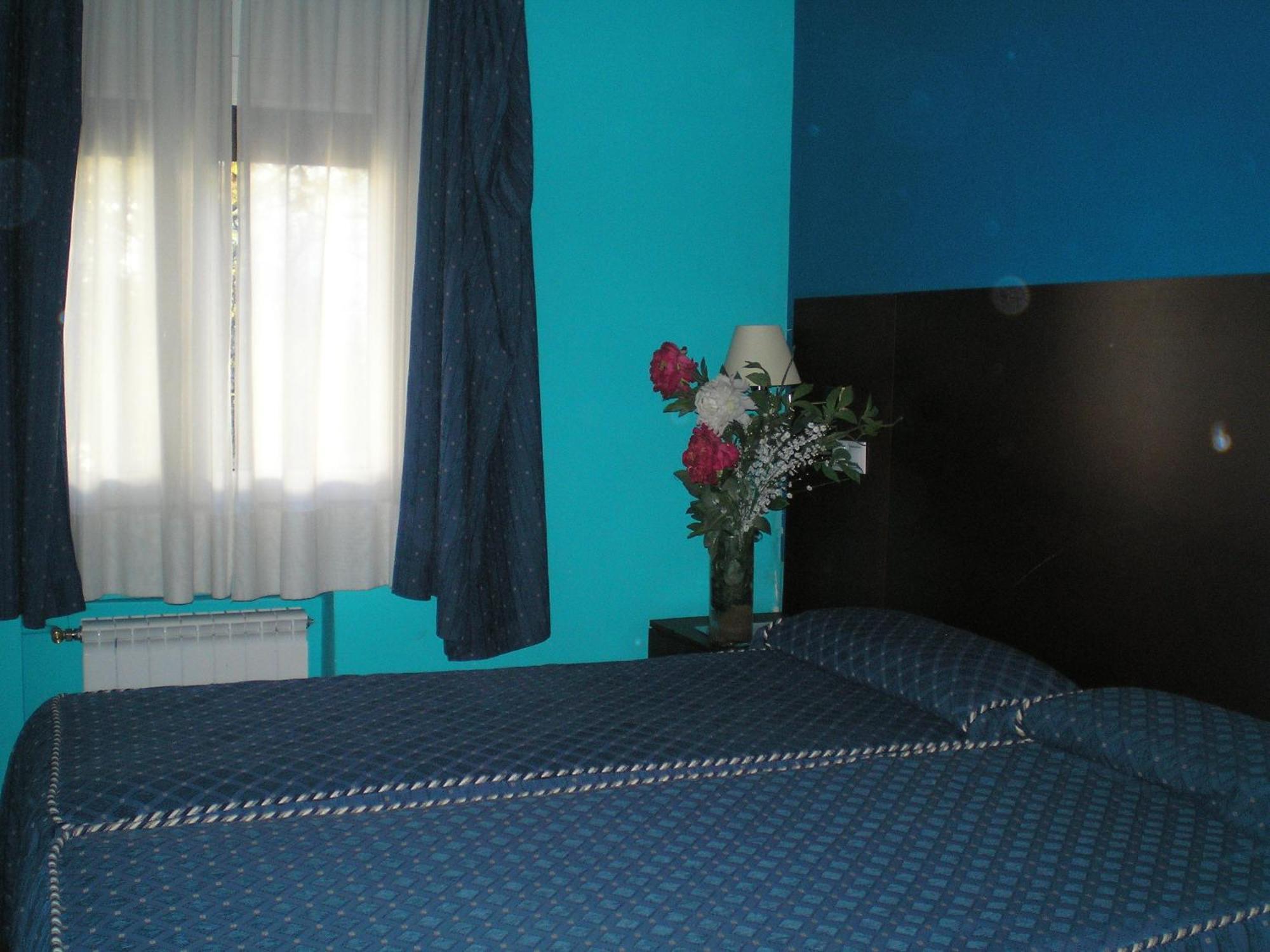 Auto Check In Hotel Las Nieves Jaca Exterior foto